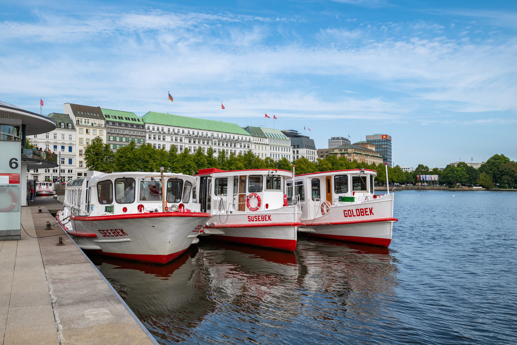 10230825 - Alster Trio | Die Alsterfähren Seebek, Susebek und Goldbek am Jungfernstieg vor dem Hotel Vier Jahreszeiten.