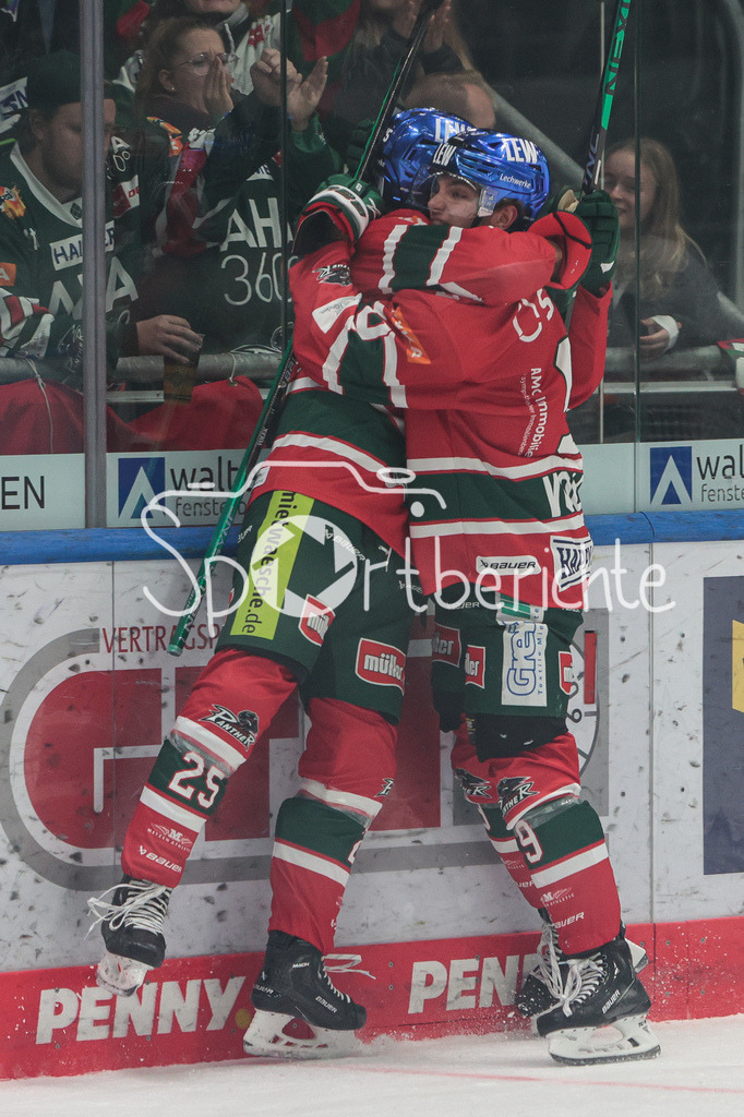 Augsburger Panther - Grizzlys Wolfsburg | Die Panther jubeln nach dem Auslgeich von Christian HANKE (AEV #25)