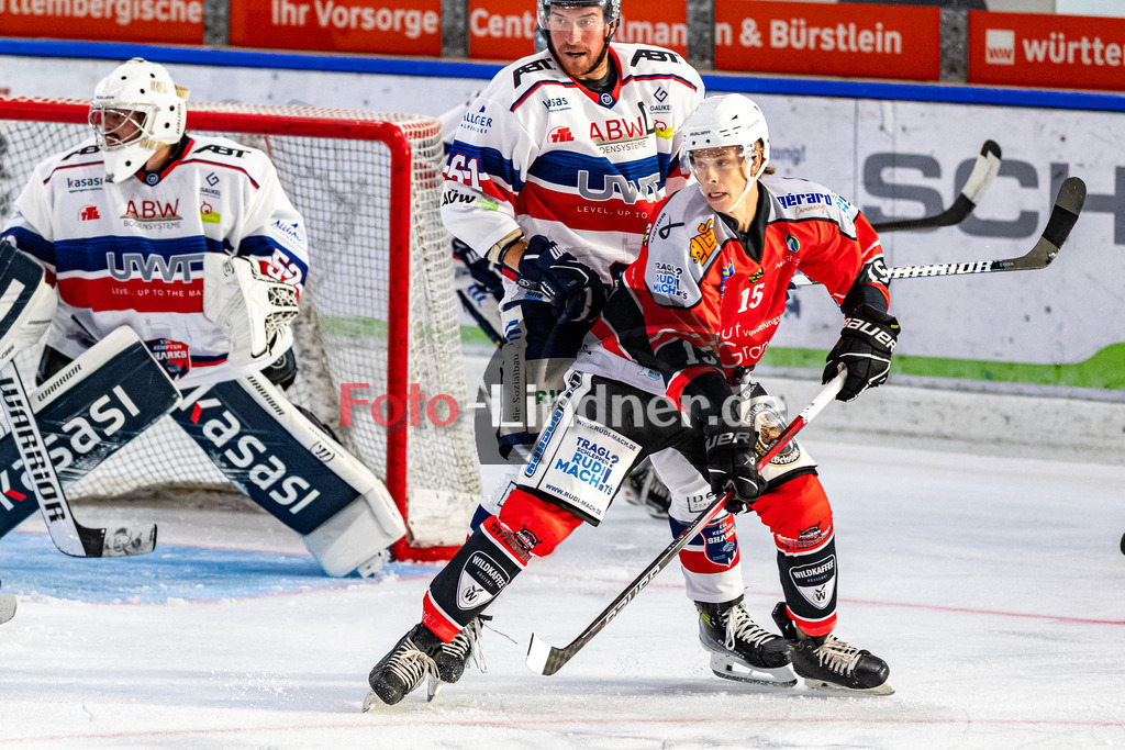 Testspiel TSV Peißenberg Miners vs ESC Kempten Sharks | Eishockey Bayernliga Vorbereitung 2023/2024, Testspiel TSV Peißenberg Miners vs ESC Kempten Sharks
Ryan MURPHY (Miners 15) in Aktion,
2023-09-10 in Peißenberg (Eisstadion)
15 Ryan MURPHY (Miners 15), 61 Pascal KRÖBER (Sharks 61), 52 Jakob NERB (Goali Sharks 52)
Copyright: FotoLindnerWJL