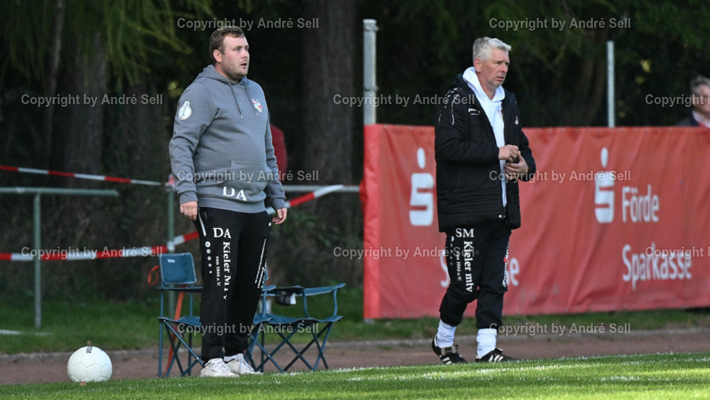 Kieler MTV vs Holstein Kiel | Trainer David Aumann (KMTV links) &amp; Teammanager Stephan Mordhorst (KMTV)Fußball-Regionalliga Nord Frauen 2024/2025 / Kieler MTV vs Holstein Kiel / Hauptplatz Schilksee / Kiel / 06.10.24 - Realisiert mit Pictrs.com