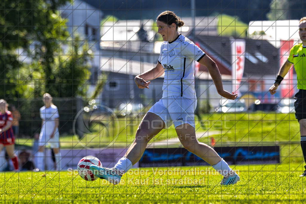20260906_121444_0211-Bearbeitet_(c)_by_PhotoPeet | #,1.FC Donzdorf (weiß) vs. 1.FC Heidenheim 1846 (rot), Fußball, Frauen-Verbandspokal Gruppe 2, 2. Runde, Saison 2026/2027, Rasenplatz Lautertal Stadion, Süßener Straße 16, 73072 Donzdorf, 06.09.2026 - 11:00 Uhr,Foto: PhotoPeet / Sport- &amp; Eventfotografie / Peter Harich