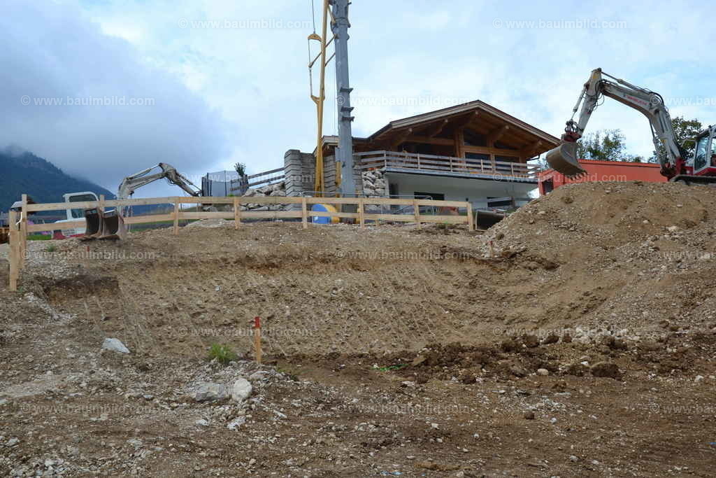 Baugrubenaushub | Aushub der Baugrube in Hanglage-Grundstück mit Bagger,  in Schotterboden Bodenklasse 3 bis 4 
