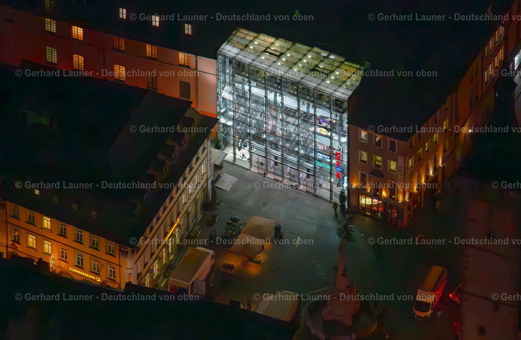 9200788 | Glasfront des Kaufhauses Wöhrl bei Nacht