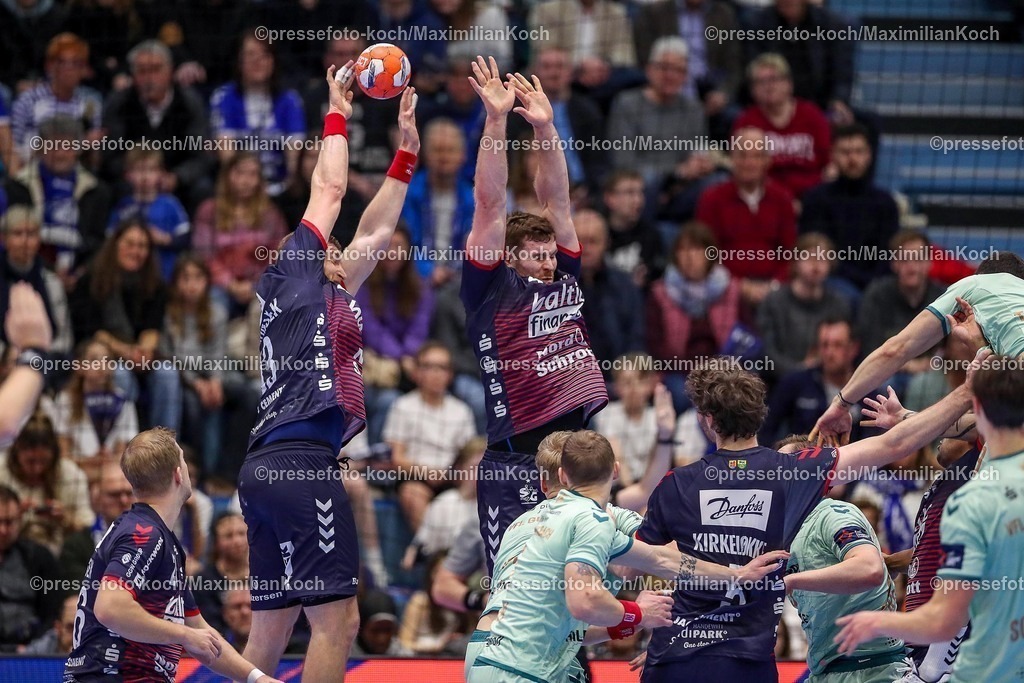 Gum11022501045 | 11.02.2025, Handball, European League - Hauptrunde Gruppe IV, VfL Gummersbach - SG Flensburg-Handewitt, Schwalbe-Arena: Blaz Blagotinsek (Flensburg-Handewitt #43) und Johannes Golla (Flensburg-Handewitt #4) blocken den Wurf von Giorgi Tskhovrebadze (GUM #19)