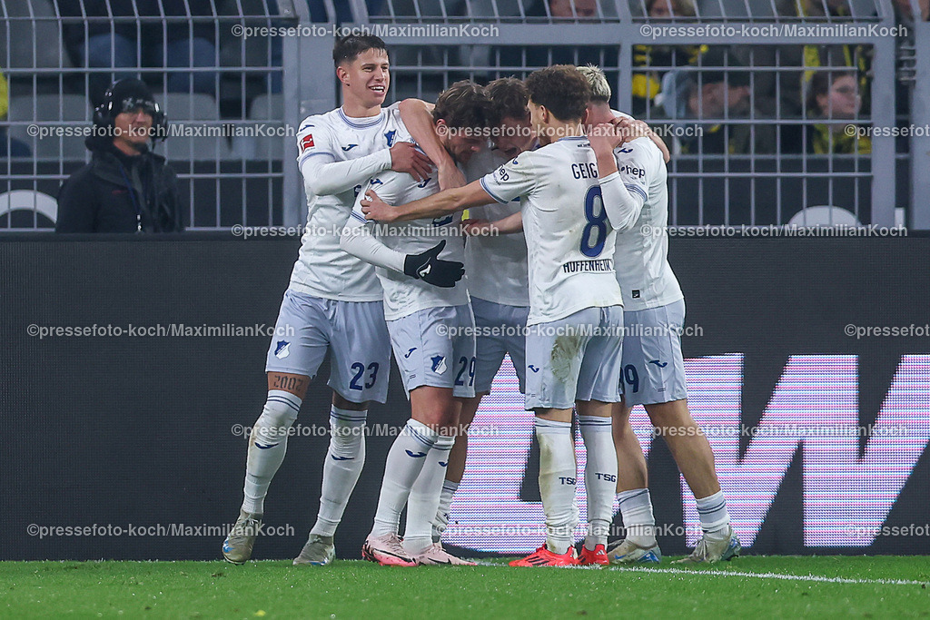 BVB15122401094 | 15.12.2024, Fußball, Borussia Dortmund - TSG 1899 Hoffenheim, 1. Fußball Bundesliga, 14. Spieltag, Signal Iduna Park, Saison 2024 2025: Torjubel nach dem 1:1 Ausgleich durch Jacob Bruun Larsen (Hoffenheim #29)DFB regulations prohibit any use of photographs as image sequences and or quasi-video.