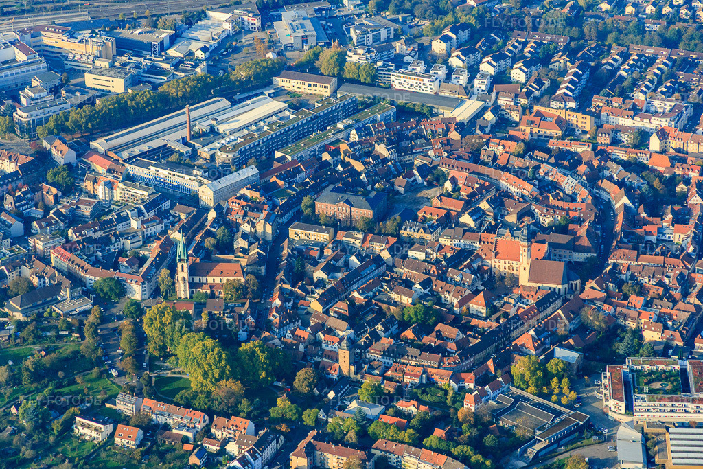 Luftbild: Altstadt aus Süden im Ortsteil Durlach in Karlsruhe im Bundesland Baden-Württemberg in Deutschland. Foto: IMG_075401.jpg vom 26.10.2014 durch Werner Riehm/FLY-FOTO.deAuflösung des Originals: 5472 x 3648 px