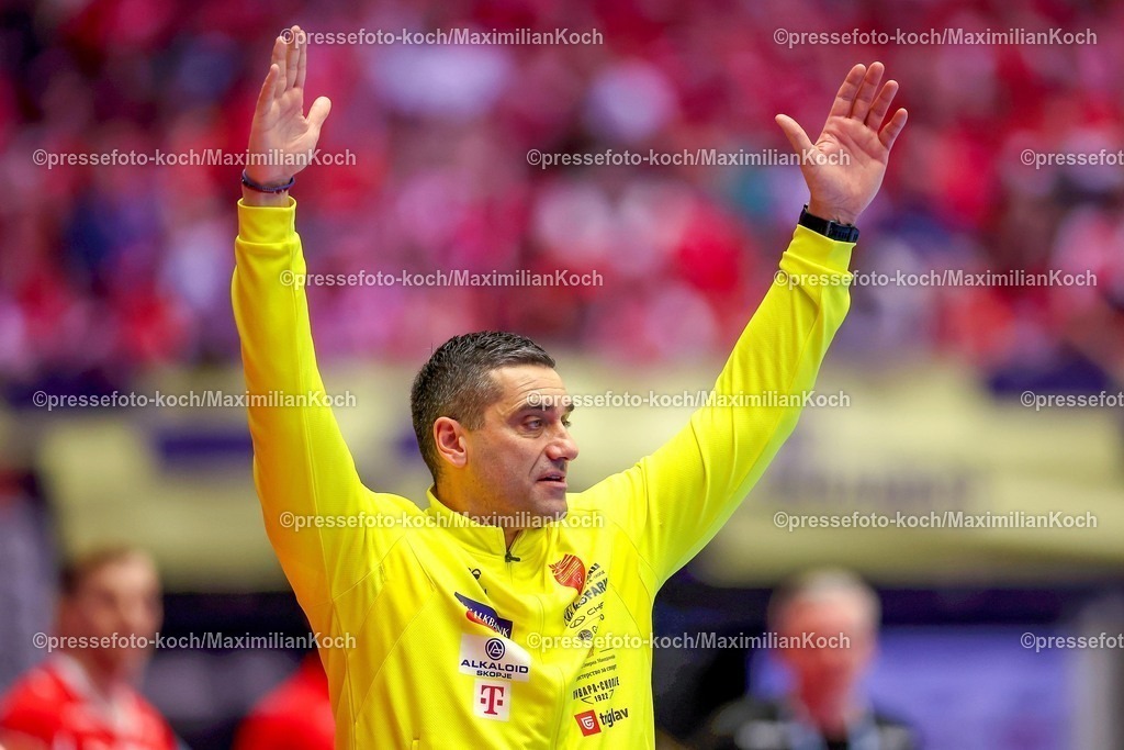EHF16012602183 | 16.01.2026, Handball, Men's EHF EURO 2026, Dänemark - Nordmazedonien, Jyske Bank Boxen in Herning, Dänemark, Preliminary Round:  Headcoach Kiril Lazarov (North Macedonia #hc) gestikulierend am Spielfeldrand  