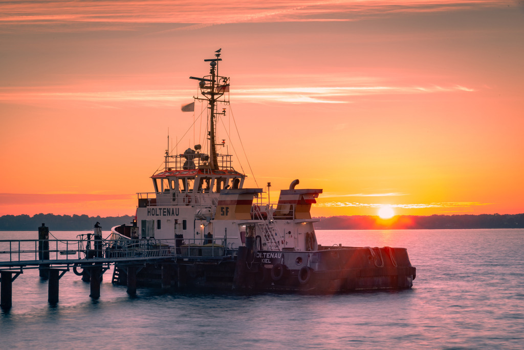 Schlepper "Holtenau" im Sonnenaufgang | Der Hafenschlepper MS Holtenau fährt im Auftrag der Schlepp- und Fährgesellschaft Kiel mbH und ist dabei nicht nur auf der Ostsee, sondern auch im Nord-Ostsee-Kanal und in der Nordsee unterwegs.