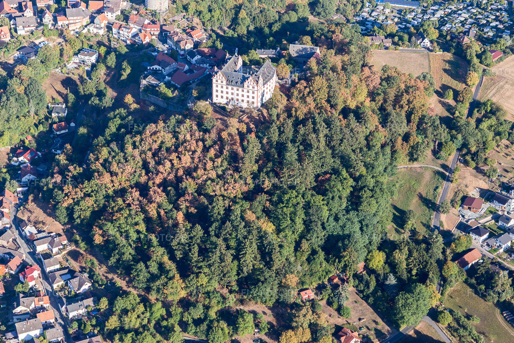 Luftbild: Fischbachtal, Schloß Lichtenberg im Ortsteil Niedernhausen in Fischbachtal im Bundesland Hessen in Deutschland. Foto: IMG_110959.jpg vom 08.09.2018 durch Werner Riehm/FLY-FOTO.de