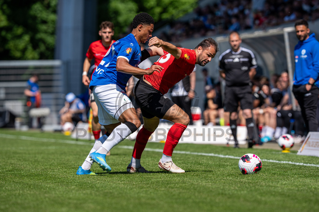 Stuttgarter Kickers vs. SG Sonnenhof Großaspach, Fussball, WFV-Pokal, Finale, 23.05.2026 | Zweikampf zwischen David Udogu (Stuttgarter Kickers, #27) und Fabian Eisele (SG Sonnenhof Großaspach, #23),Stuttgarter Kickers vs. SG Sonnenhof Großaspach, Fussball, WFV-Pokal, Finale, 23.05.2026