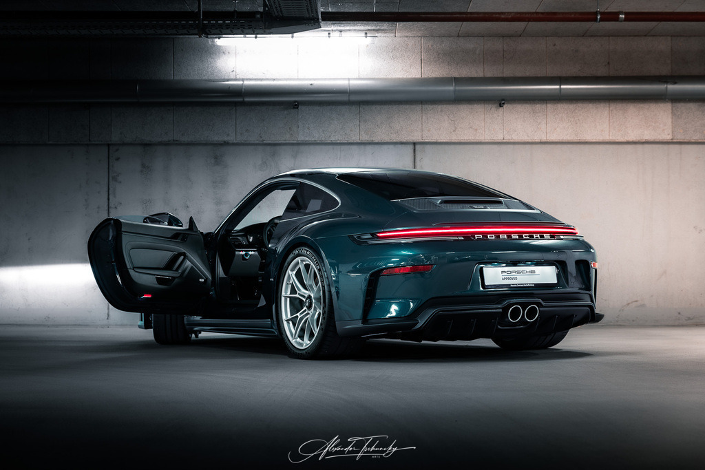 911 GT3 Touring Arlogrünmetallic | Entdecken Sie die faszinierende Welt von Alexander Tschuncky Arts: Kreative Fotografie, atemberaubende Automobilkunst und hochwertiger Bilderdruck. Lassen Sie sich inspirieren! - Realisiert mit Pictrs.com