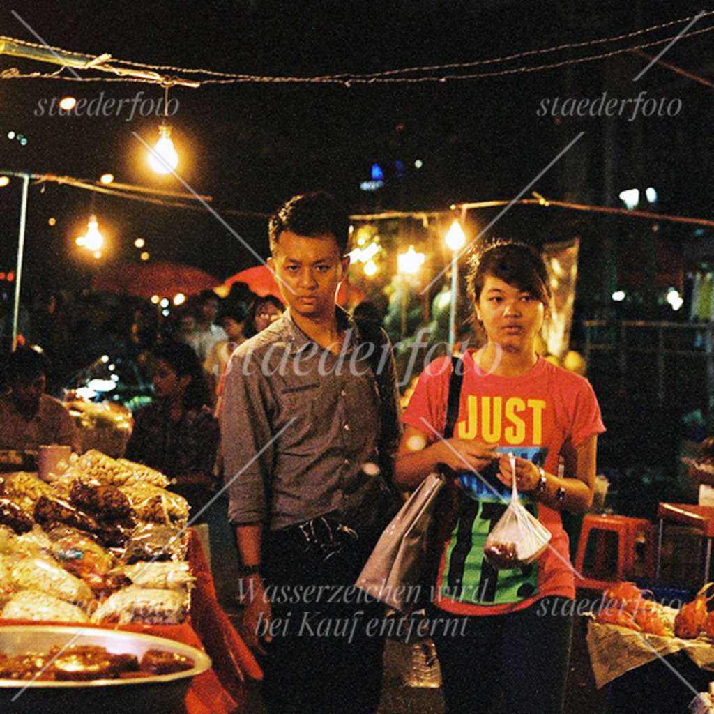 Paerchen_auf_Nachtmarkt | Der Fotograf für Portraitfotografie aus Berlin | staederfoto.de - Realisiert mit Pictrs.com