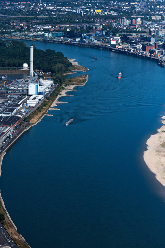 dr__0097753.jpg | KöLN 25.08.2022 Uferbereiche am Flußverlauf des Rhein in Köln im Bundesland Nordrhein-Westfalen, Deutschland. 