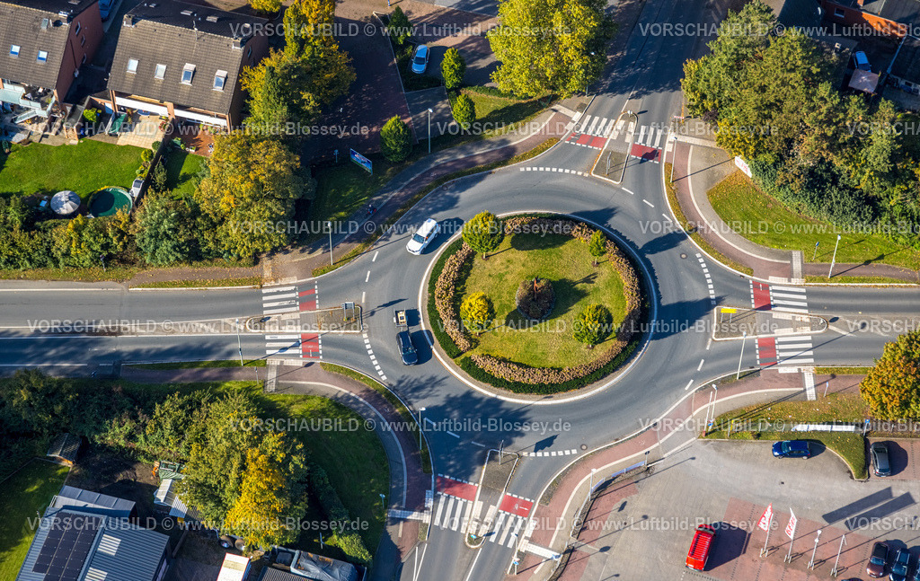 Selm241011604 | Luftbild, Straßenverkehr Kreisverkehr mit vier Bäumen Münsterlandstraße und Ludgeristraße, Selm, Münsterland, Nordrhein-Westfalen, Deutschland