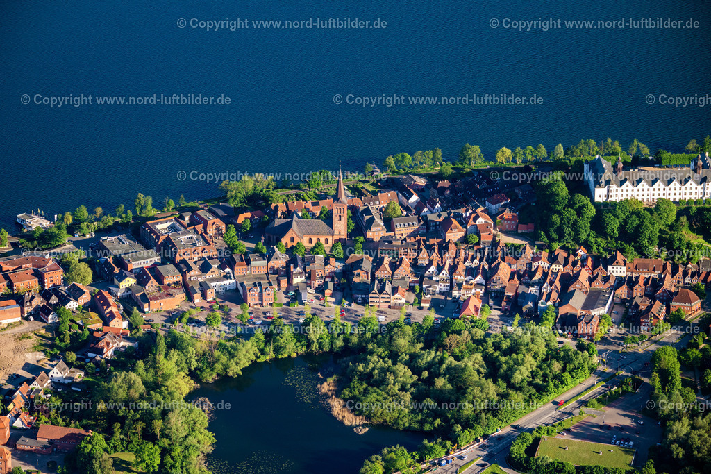 Plön_Altstadt_Kirche_ELS_1849150524 | PLöN 15.05.2024 Nikolaikirche in Plön im Bundesland Schleswig-Holstein. // Nikolaikirche in Ploen in the state Schleswig-Holstein. Foto: Martin Elsen