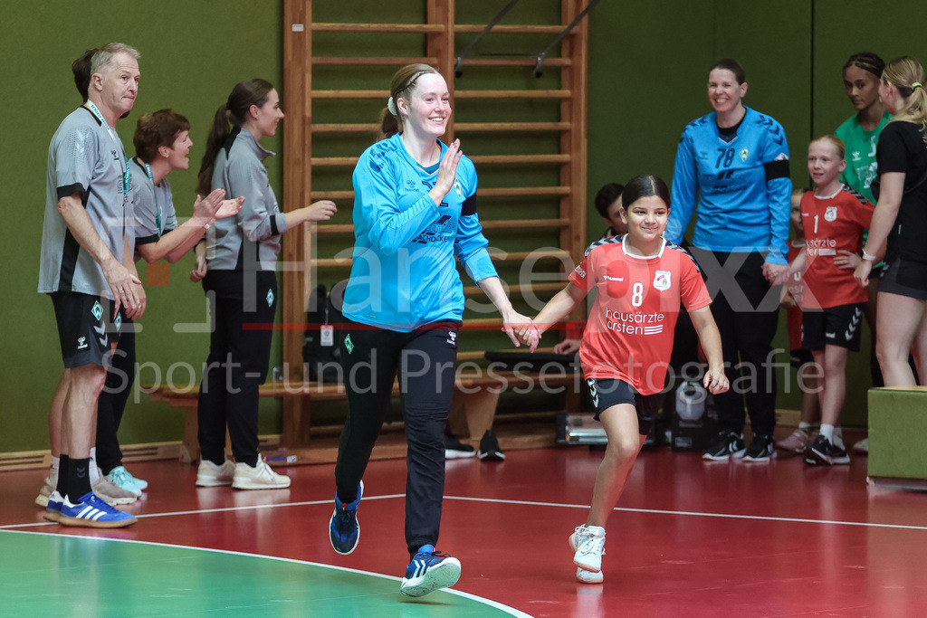 Handball, DHB-Pokal Frauen, SV Werder Bremen - VfL Oldenburg | v.li.: Wioleta Pajak (Torhüterin, Torwart, SV Werder Bremen, 32) beim Einlaufen vor dem Spiel