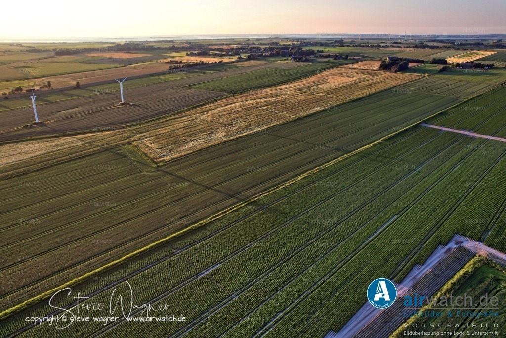 Luftbild Nordstrand, LangerDeich, Dreisprung, Püttenweg, Trendermarsch, Husumer Bucht | Luftbild Nordstrand, LangerDeich, Dreisprung, Püttenweg, Trendermarsch, Husumer Bucht - In der nahegelegenen Trendermarschweg-Siede im Trendermarschkoog befinden sich weitere Ferienhäuser und -wohnungen, teils rollstuhlgerecht und mit Garten. Die Unterkünfte liegen etwa 900 Meter vom Deich entfernt, umgeben von Wiesen und Feldern, und bieten eine ruhige Atmosphäre fernab vom Massentourismus.