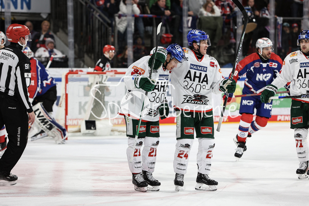 Nürnberg Ice Tigers - Augsburger Panther | jubel nach dem Treffer zum 0-1 durch Jere KARIJALAINEN (AEV #21) / Freude / Happy / Tor / Torschuezte