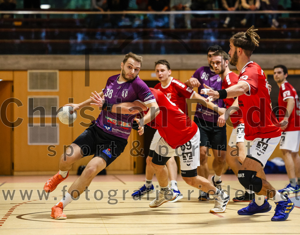 2024-10-20_075_SpVgg_Altenerding_II_gegen_TSV_Taufkirchen-Vils | Erding, Deutschland, 20.10.2024:Handball, Bezirksliga Männer Ost 2024 / 2025, 3. Spieltag, SpVgg Altenerding II gegen TSV Taufkirchen/Vils, Endergebnis: 15:20Florian Schiffel (SpVgg Altenerding, #38), Andreas Rej (TSV Taufkirchen/Vils, #69), Dion Heydemann (TSV Taufkirchen/Vils, #17)Foto: Christian Riedel / fotografie-riedel.net
