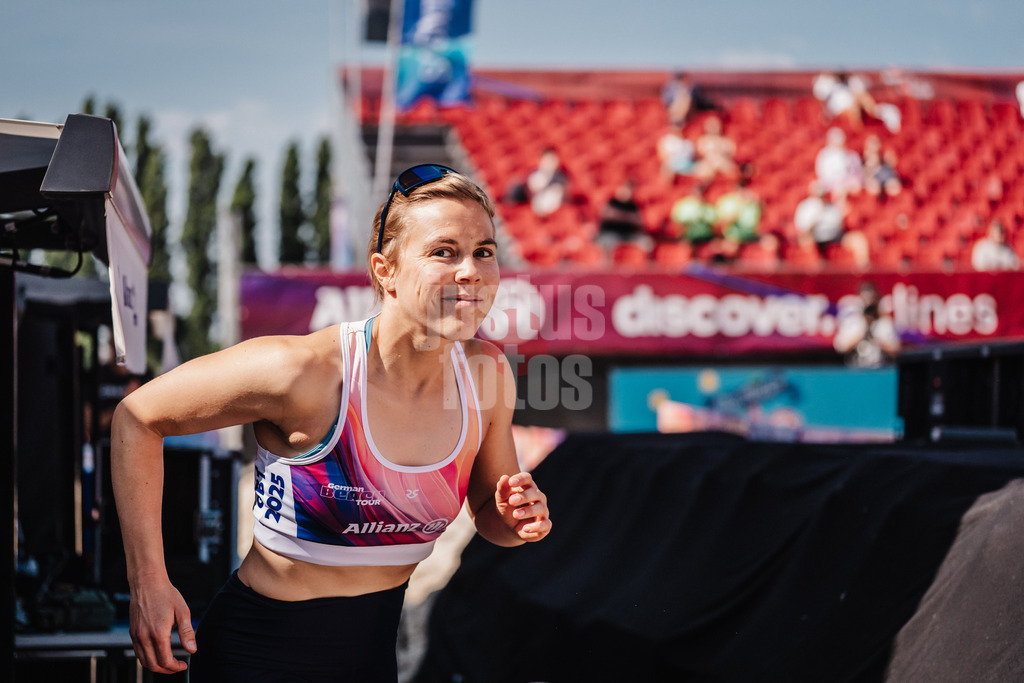 Beachvolleyball | Frauen | Allianz German Beach Tour 2025 | Tourstop Bremen | 13.06.2025 | Nina Interwies läuft in die Arena ein