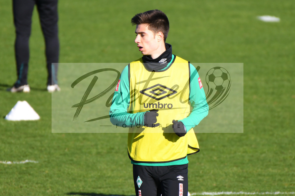 20200205_TRASVW_0051 | Fußball, Herren: Ilia Gruev (SV Werder Bremen)&nbsp; schaut waehrend der Trainingseinheit des SV Werder Bremen im Wohninvest Weserstadion am 05.02.2020 in Bremen, Deutschland. - Realisiert mit Pictrs.com