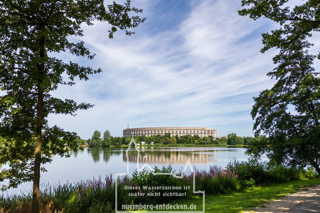 Reichsparteitagsgelände in Nürnberg | Die Kongresshalle auf dem Reichsparteitagsgelände in Nürnberg wird im Sommer derzeit optimiert. Das Erbe aus dem 2. Weltkrieg soll demnächst als Ausweichspielstätte für das Bayerische Staatstheater dienen, da das Opernhaus zur Renovierung geräumt werden muss. - Realisiert mit Pictrs.com