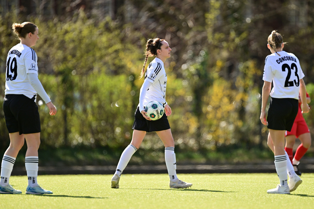 Fußball I Frauen I Saison 2024-2025 I Oberliga Hamburg I 19. Spieltag I ETV Hamburg - SC Concordia | Der Sportfotograf. - Realisiert mit Pictrs.com