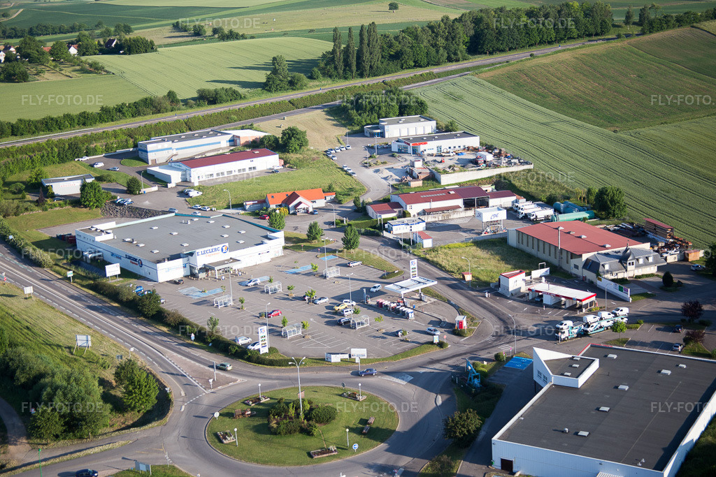 Luftbild: Ortsansicht in Soultz-sous-Forêts im Bundesland Bas-Rhin in Frankreich. Foto: IMG_080214.jpg vom 05.06.2015 durch Werner Riehm/FLY-FOTO.de