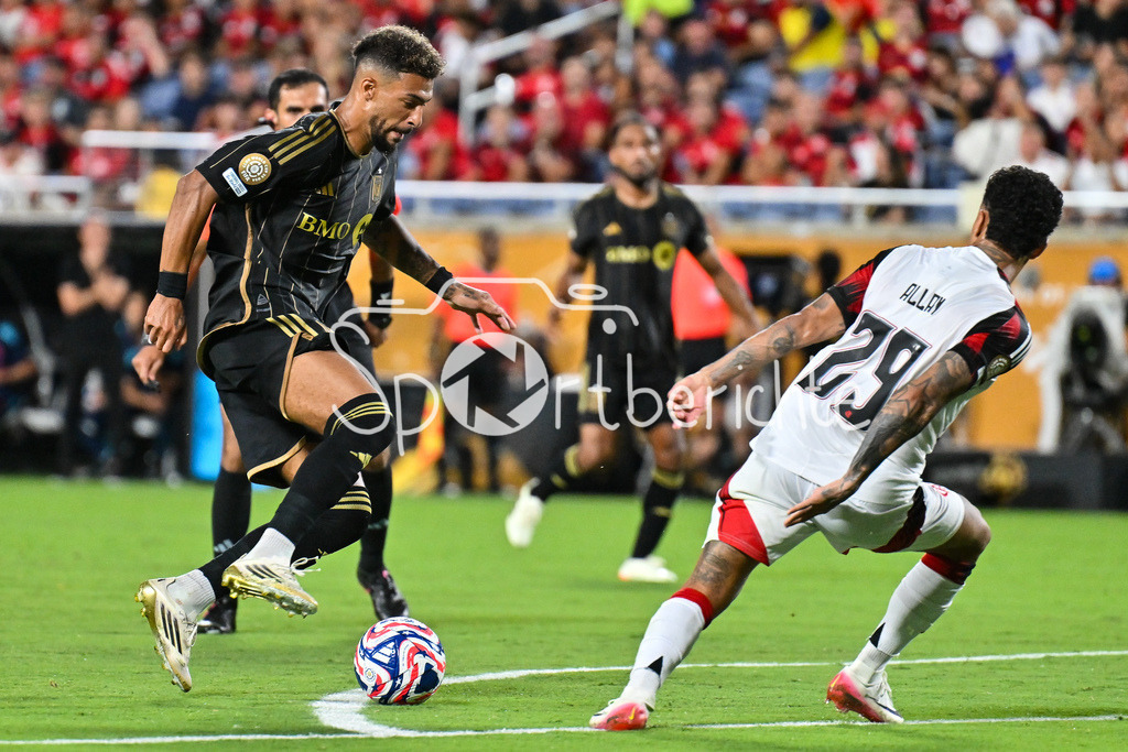 Los Angeles FC - CR Flamengo | im Duell Denis BOUANGA (Los Angeles 99) und ALLAN (Flamengo 29) / Zweikampf / FIFA Club World Cup: Los Angeles FC - CR Flamengo, Camping World Stadium am 24.06.2025 / NOT FOR SALE IN USA
