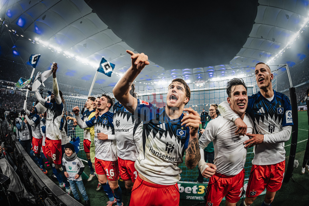 Fußball | Männer | Saison 2025/2026 | 1. Fußball-Bundesliga | 13. Spieltag | Hamburger SV vs. SV Werder Bremen | 07.12.2025 | HSV feiert den Sieg mit den Fans v.l. Luka Vuskovic (#44, HSV), Nicolas Capaldo (#24, HSV), Miro Muheim (#28, HSV)