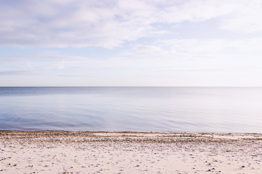 Morgenstimmung am Meer – Pastellfarben im Morgenlicht | Dieses Motiv zeigt die ruhige Küstenlandschaft im sanften Licht des frühen Morgens. Der Himmel zeigt zarte Pastellfarben, die sich dezent im Wasser spiegeln und dem Bild eine friedliche, klare Stimmung verleihen. Die minimalistische Komposition und die weichen Farbübergänge erzeugen eine harmonische Morgenatmosphäre voller Ruhe und Leichtigkeit. Als Wandbild erhältlich auf Leinwand und weiteren hochwertigen Materialien.