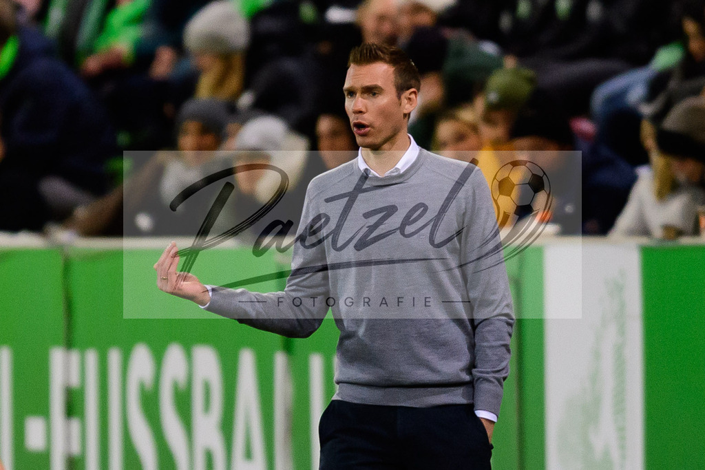 WOBJUV20211118_027 | Fussball, Frauen: Trainer Tommy Stroot (VfL Wolfsburg) gestikuliert, Gestik bei dem Spiel der UEFA Women´s Champions League zwischen VfL Wolfsburg und Juventus Turin im AOK-Stadion am 18.11.2021 in Wolfsburg, Deutschland. - Realisiert mit Pictrs.com