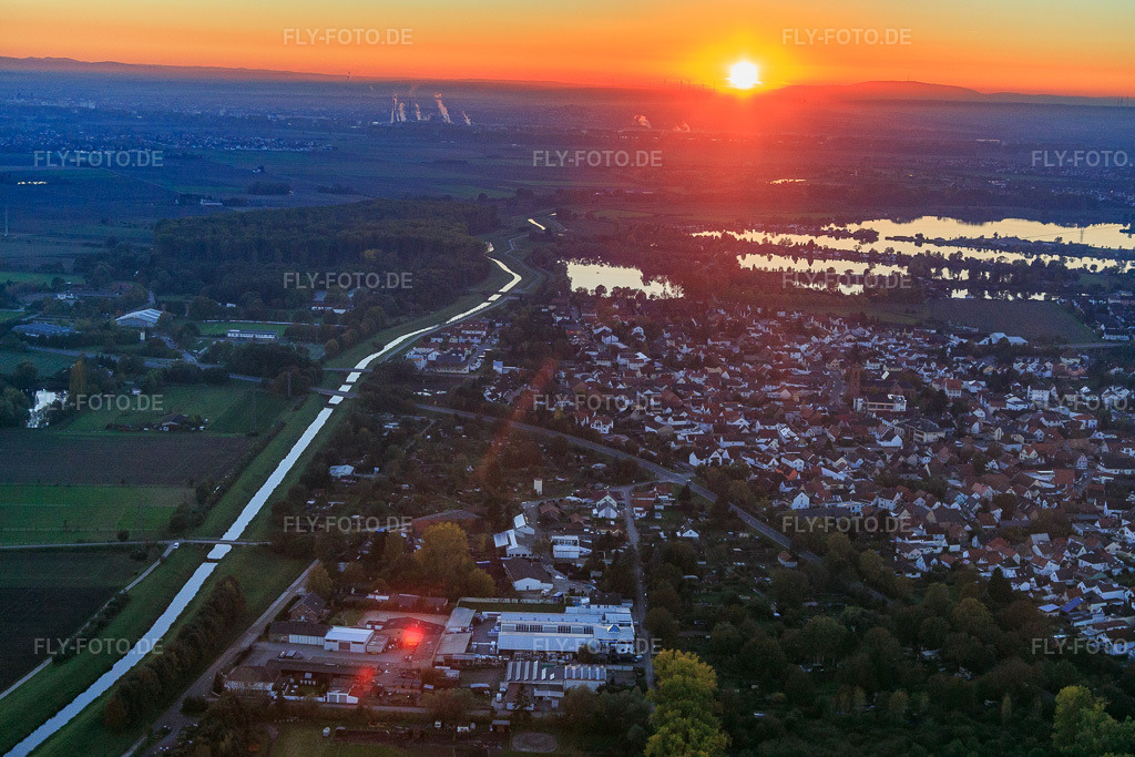 Luftbild: Kanalisierte Weschnitz von Nordosten bei Sonnenuntergang in Biblis im Bundesland Hessen in Deutschland. Foto: IMG_075171.jpg vom 18.10.2014 durch Werner Riehm/FLY-FOTO.deAuflösung des Originals: 5472 x 3648 px