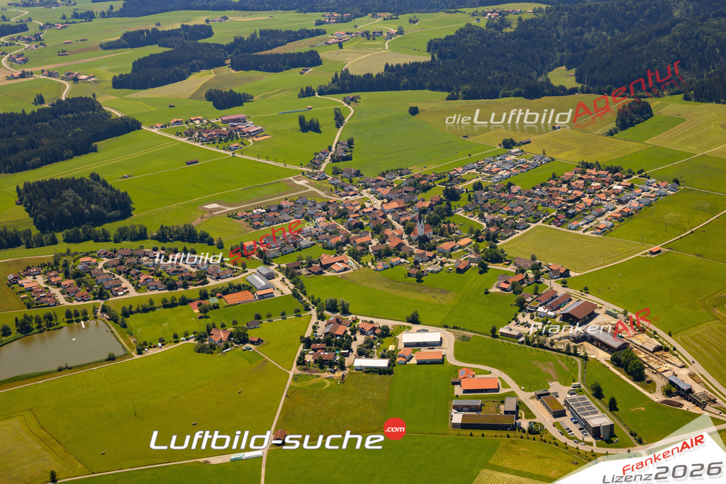 Das Luftbild zeigt :  Wald - Die Luftaufnahme wurde 2024 vom UL-Flugzeug aus erstellt ( keine Drohne ) - Hochauflösende Luftaufnahme - Für grossformatige Ausdrucke geeignet. Die Geschenkidee !Mit Lizenz und Bildrechte bestellbar