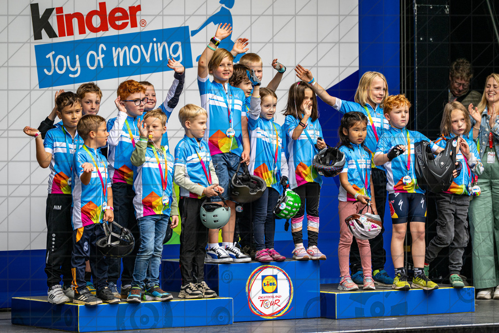 DeutschlandTour 2025 | Etappe 2 - Arnsberg (Ziel) | Kinder Joy of moving, Bike Parade //  22.08.25: DeutschlandTour 2025 | Etappe 2 - Arnsberg (Ziel) / Arnsberg / Deutschland  //   CREDIT:www.bullenfotos.de, Martin König, Hörner Weg 40, D-49078 Osnabrück, +4917663732967 // Nutzung und Weitergabe nur zu den vereinbarten Zwecken. Presseanfragen an Ersteller. Alle Rechte beim Ersteller. Honorierung nach MFM. - Realisiert mit Pictrs.com