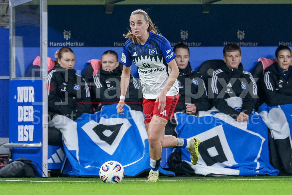 Fussball, Google Pixel Frauen-Bundesliga, Hamburger SV - 1. FC Köln | Victoria Schulz (Hamburger SV, 19) am Ball, Freisteller, Einzelbild, Ganzkörper, Aktion, Action, Spielszene, DIE DFB-RICHTLINIEN UNTERSAGEN JEGLICHE NUTZUNG VON FOTOS ALS SEQUENZBILDER UND/ODER VIDEOÄHNLICHE FOTOSTRECKEN. DFB REGULATIONS PROHIBIT ANY USE OF PHOTOGRAPHS AS IMAGE SEQUENCES AND/OR QUASI-VIDEO.