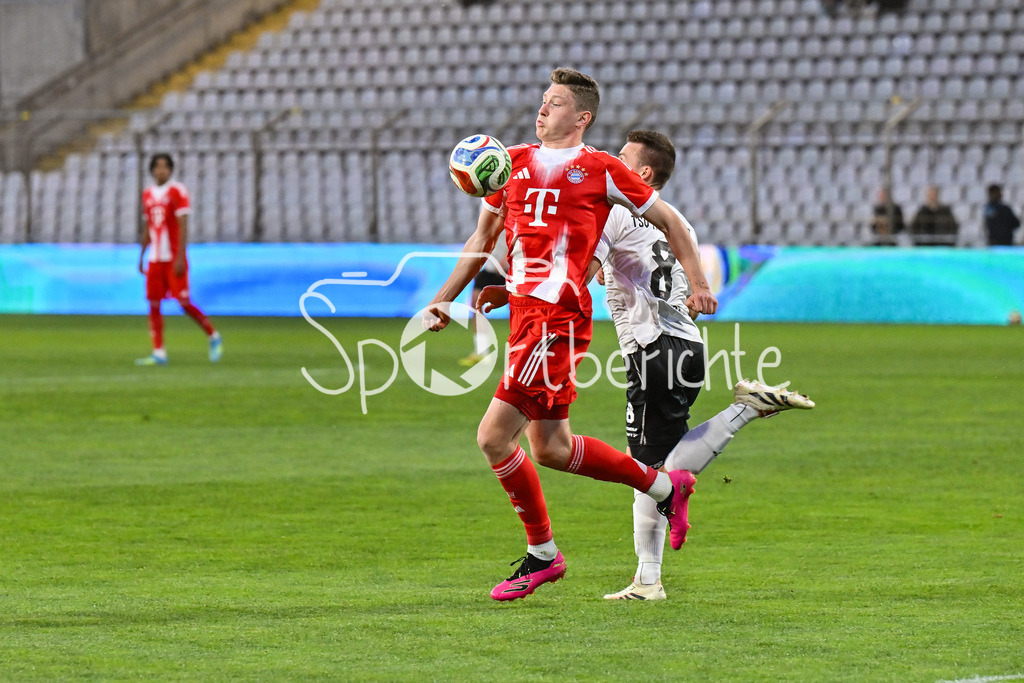 FC Bayern Amateure - TSV Aubstadt | MÜNCHEN, GERMANY - 24. APRIL: im Duell David HEINDL (FC Bayern München II 4) und Nico SCHMIDT (TSV Aubstadt 8) während dem Match zwischen den Amateuren des FC Bayern und dem TSV Aubstadt am 31. Spieltag der Regionalliga Bayern im Grünwalder Stadion