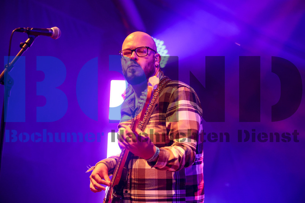 Bochum total 2024 - Die Feuersteins  {date} -  | {headline}(Foto: Sebastian Sendlak / BOND) - Realisiert mit Pictrs.com