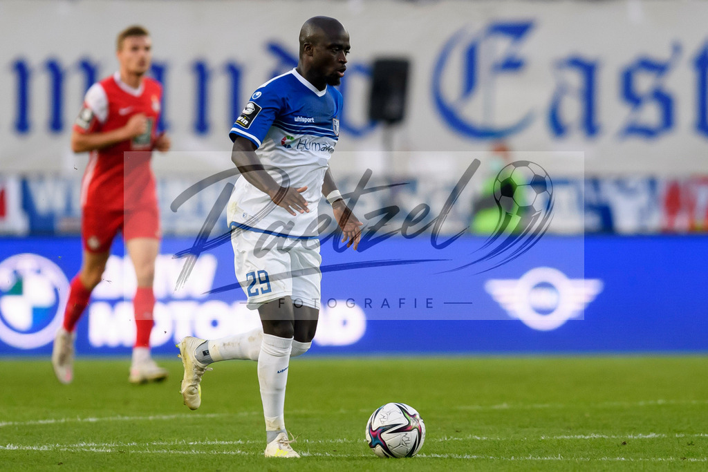 FCMFCK20210904_225 | Fussball, Herren: Amara Conde (1. FC Magdeburg) in Aktion, am Ball, Einzelaktion beim Spiel der 3. Liga zwischen 1. FC Magdeburg und 1. FC Kaiserslautern in der MDCC-Arena am 04.09.2021 in Magdeburg, Deutschland.DFB / DFL REGULATIONS PROHIBIT ANY USE OF PHOTOGRAPHS AS IMAGE SEQUENCES AND/OR QUASI-VIDEO. - Realisiert mit Pictrs.com