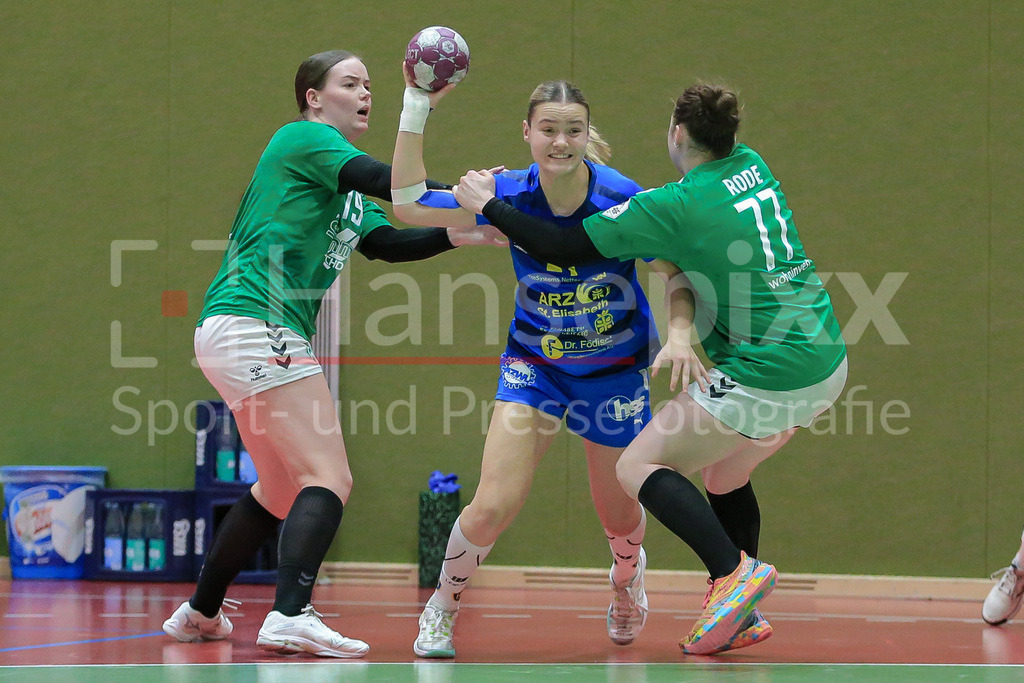 Handball, 2. Bundesliga Frauen, SV Werder Bremen - HC Leipzig | v.li.: Mathilda Häberle (SV Werder Bremen, 19), Joanna Granicka (HC Leipzig, 21) und Elaine Rode (SV Werder Bremen, 77) im Zweikampf, Duell, Spielszene, Aktion, Action