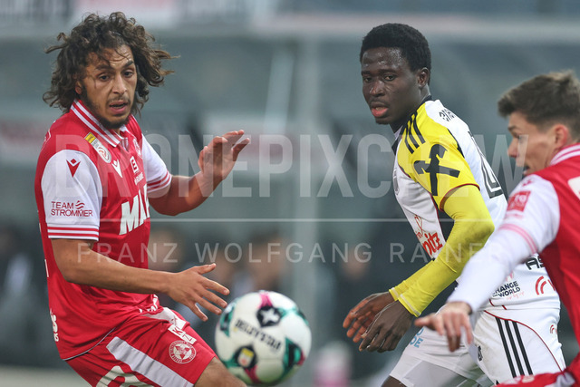 Austrian Bundesliga: Grazer AK 1902 vs LASK | GRAZ, AUSTRIA, 13.DEC.25 - SOCCER - ADMIRAL Bundesliga, Grazer AK 1902 vs LASK. The image shows Ramiz Harakate (GAK) and Emmanuel Michael (Lask).