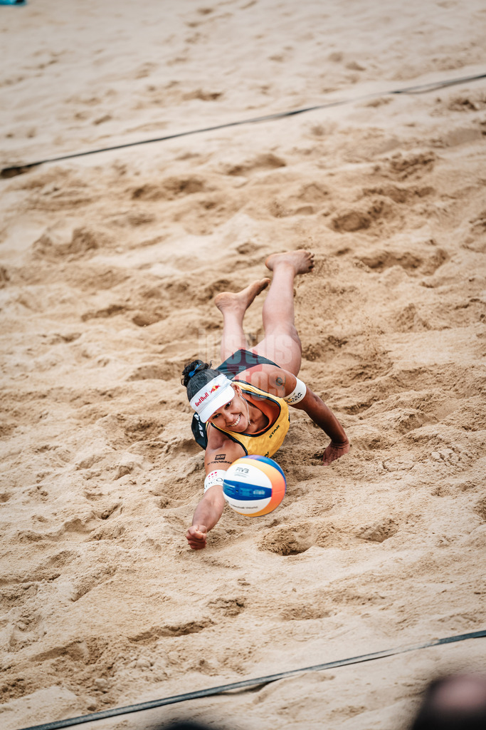 Beachvolleyball | Frauen | Queen and King of the Court | Hamburg | 02.06.2024 | Eduarda „Duda“ Santos Lisboa (BRA) springt nach dem Ball