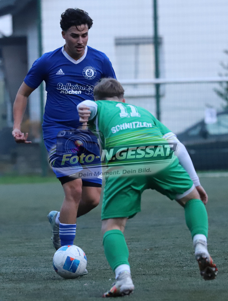 Bünder SV - TuS Bruchmühlen | Auf dem Bild zu sehen: grün Bünder SV: Felix Schnitzler ; blau TuS Bruchmühlen: Firat FidanBünder SV, TuS Bruchmühlen, Saison 25/26, Kreisliga A, Bünde, Deutschland - Realisiert mit Pictrs.com