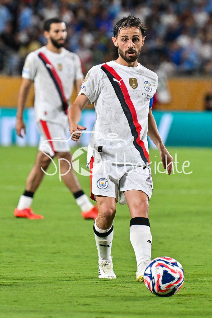 Manchester City - Al-Hilal SFC | am BAll Bernardo SILVA (Manchester City 20)  / Einzelfoto / Freisteller / FIFA Club World Cup: Manchester City - Al-Hilal SFC, Camping World Stadium am 30.06.2025 / NOT FOR SALE IN USA