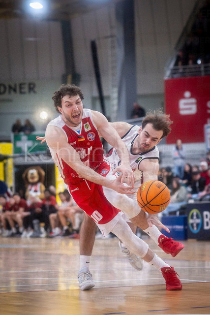 Barmer 2. Basketball Bundesliga ProA: Bayer Giants Leverkusen vs. RheinStars Koeln, 04.04.26 | Leverkusen, 04.04.26 - Sebastian Brach (Bayer Giants Leverkusen, 10) und Haris Hujic (RheinStars Köln, 10) während des Spiels der Barmer 2. Basketball Bundesliga ProA: Bayer Giants Leverkusen vs. RheinStars Koeln in der Ostermann Arena in Leverkusen.