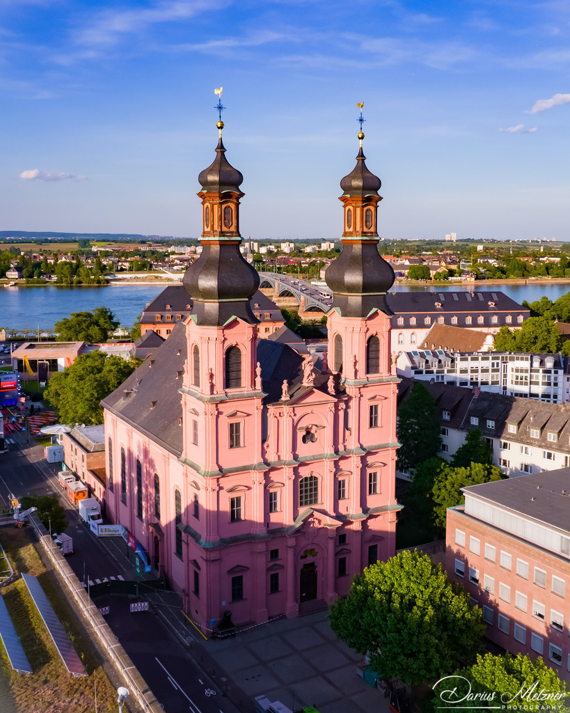 St. Peter in Mainz | Die St. Peter Kirche in Mainz am Rhein. Aufgebaut, abgerissen, versetzt. Die Historie der Pfarrkirche St. Peter mit den Zwiebelturmzwillingen ist bewegt. Sie ist eine der ältesten Kirchen von Mainz und wurde 1989 nach mehr als zehnjähriger Restaurierung für die Gemeinde wieder eröffnet.