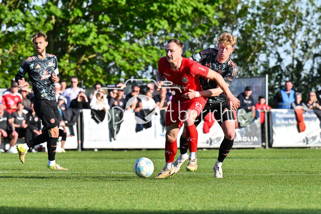 TSV Aubstadt - FC Bayern Amateure | Im Duell Marco NICKEL (TSV Aubstadt 29) und Lennard BECKER (FC Bayern München II #4 / Zweikampf / Regionalliga Bayern: TSV Aubstadt - FC Bayern Muenchen II, NGN-Arena am 23.04.2025