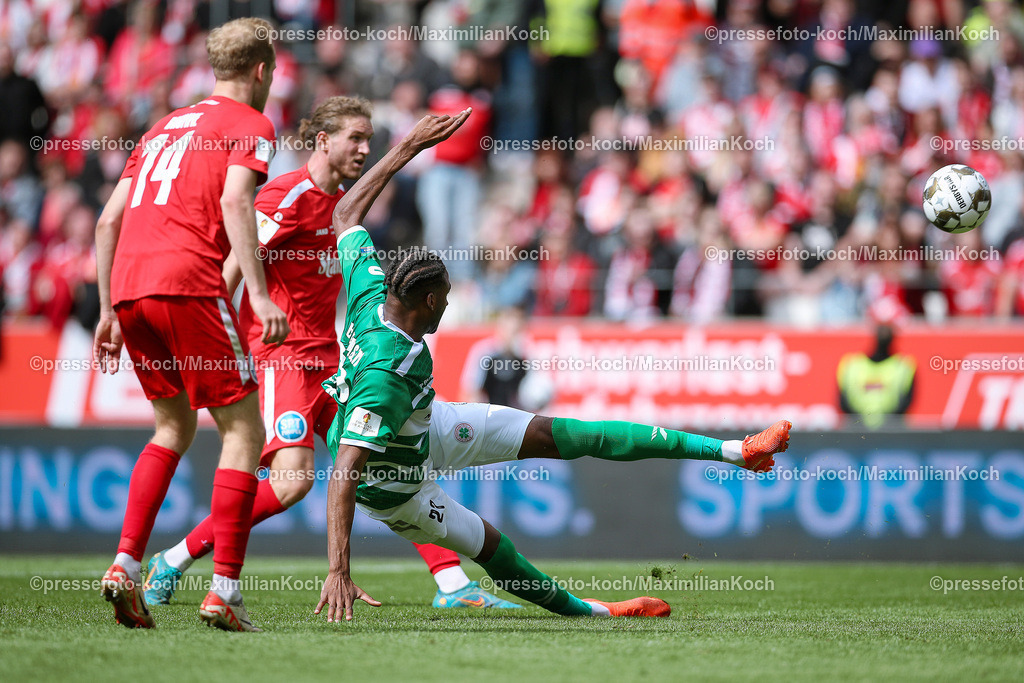 RWE3Liga25052401017 | 25.05.2024, Essen, Fußball, Finaltag der Amateure, Niederrheinpokal Finale, Stadion an der Hafenstraße, Saison 2023 2024, Rot-Weiss Essen – SC Rot-Weiß Oberhausen: Cottrell Ezekwem (RW Oberhausen) schießt den Ball auf das Tor. 
DFB regulations prohibit any use of photographs as image sequences and or quasi-video.