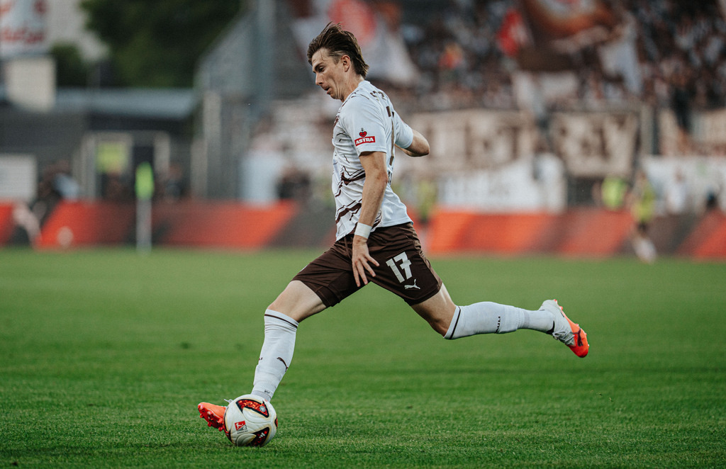 FCSP_YD-05380 | Der offizielle Shop für FC St. Pauli Fotos. Wähle aus Spielszenen & Fanmomenten dein FCSP Wunschformat. Wir liefern Millerntor-Atmosphäre.
