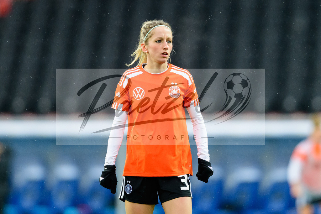 GERTUR20211126_079 | Fussball, Frauen: Kathrin Hendrich (Germany) schaut bei dem Spiel der WM-Qualifikation zwischen Deutschland und Tuerkei im Eintracht-Stadion am 26.11.2021 in Braunschweig, Deutschland. - Realisiert mit Pictrs.com